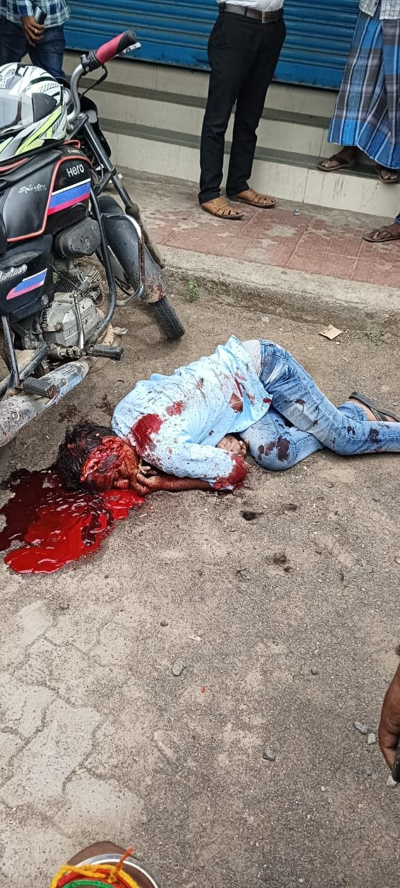 செங்கல்பட்டு நீதிமன்றத்தில் நாட்டு வெடிகுண்டுகள் வீசி வாலிபர் வெட்டி படுகொலை