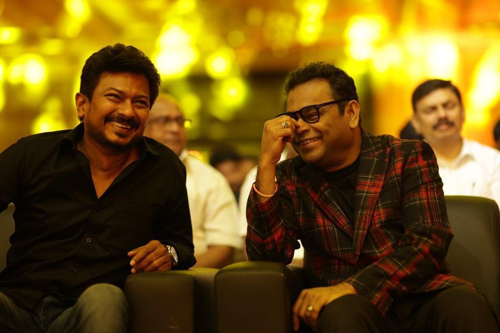 “உதயநிதியின் கண்கள் காட்டிய வலி ஒரு பாடலை உருவாக்கியது”: “மாமன்னன்” வெற்றி விழாவில் ஏ.ஆர். ரகுமான் பேச்சு!