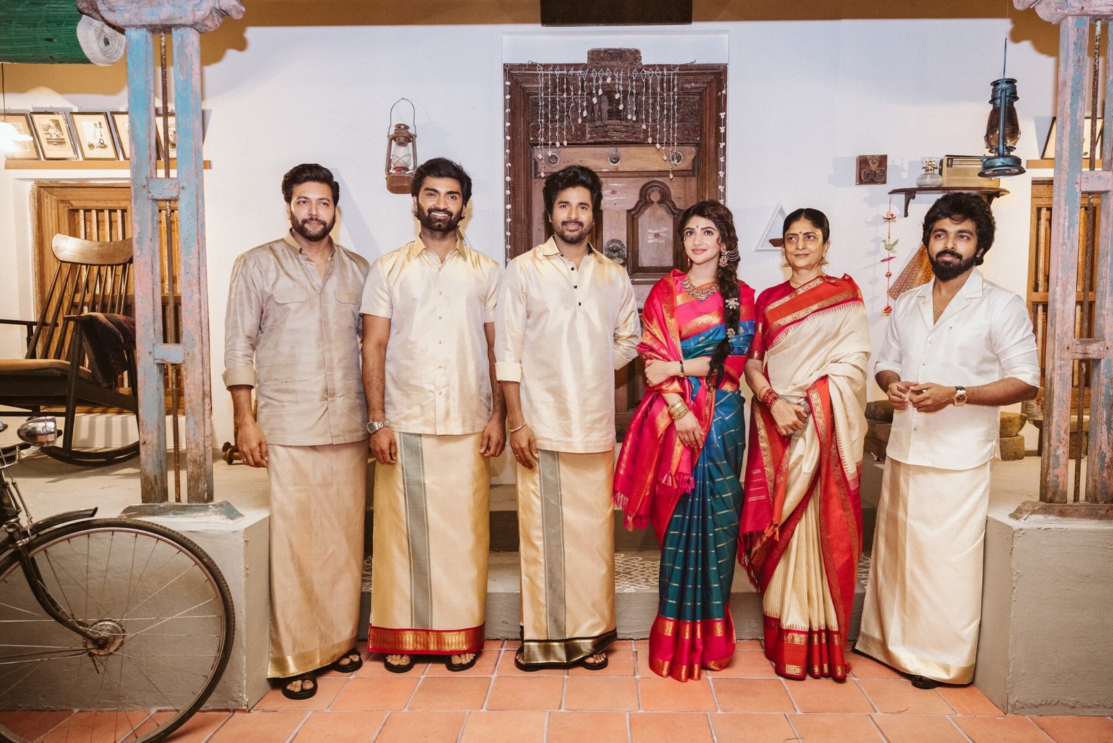 “பராசக்தி” 1960 களில் நடக்கும் கதை:பெங்களூர் பேரழகி ஸ்ரீலீலா அறிமுகம்! வில்லனாக நடித்த ரவிமோகனுக்கு சிவகார்த்திகேயன் நன்றி!!