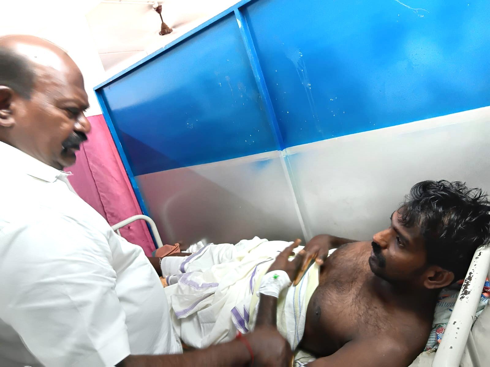 துப்பாக்கி சூடு நடத்துவதற்கு பனைத் தொழிலாளி என்ன தீவிரவாதியா?  போலீஸார் மீது கடும் நடவடிக்கை வேண்டும்!  மணிகண்டனை சந்தித்த பின் எர்ணாவூர் நாராயணன் பேட்டி!!